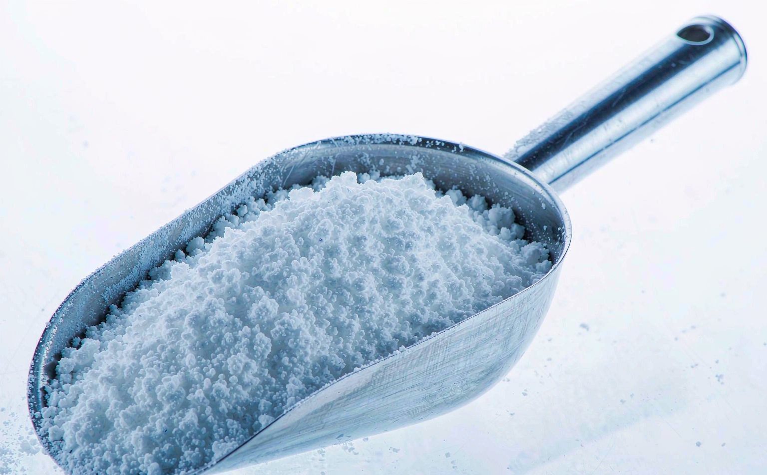 Cooling agent WS-23 koolada powder on a metal scoop - wholesale WS-23 supplier